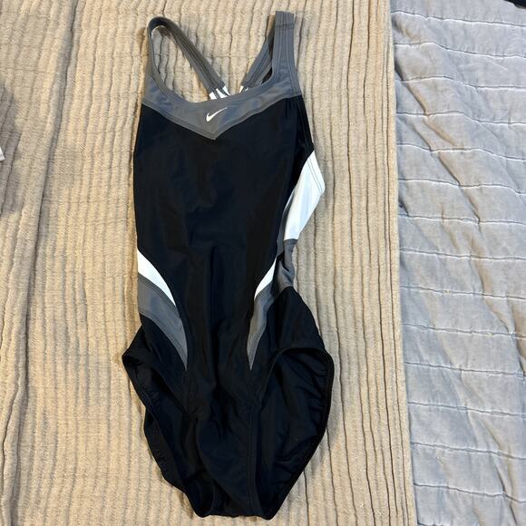 Nike One Piece Swimsuit Womens Size 4 30 Black Gray Racerback - Picture 1 of 6